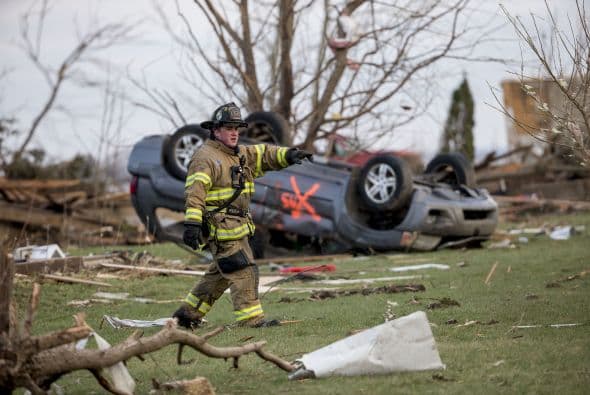 Dos personas perdieron la vida y sobre una veintena resultaron heridas luego del paso de fuertes tornados que tocaron tierra en los poblados de Rochelle y Fairdale a unas 80 millas al noroeste de Chicago la noche del jueves. Rescatistas continúan en la búsqueda de personas desaparecidas entre los escombros.