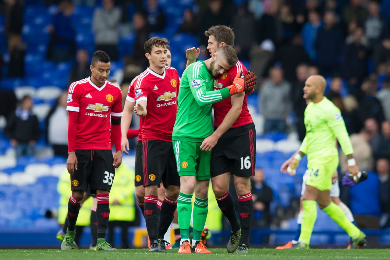 La cercanía de la Eurocopa 2016 hizo que De Gea pidiera su traspaso a Real Madrid y su salida de Manchester United era casi un hecho. Incluso no jugó al principio de la temporada con su equipo.
