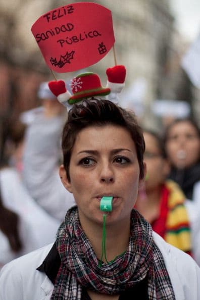 "No entendemos que quieran privatizar un centro que es rentable, que ha recibido premios a la mejor gestión, a no ser que le quieran dar esa rentabilidad a otro", dijo a la AFP Silvia García, una doctora de 33 años del Hospital del Henares.