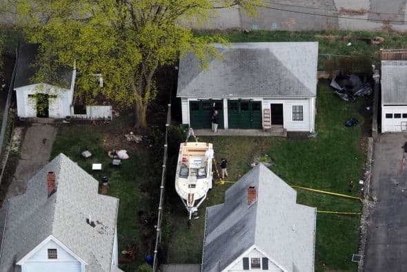 Pero Dave Henneberry, el héroe del momento, se mantiene alejado de la prensa y prefiere esperar que las cosas se calmen para regresar a su casa... donde no encontrará su bote.