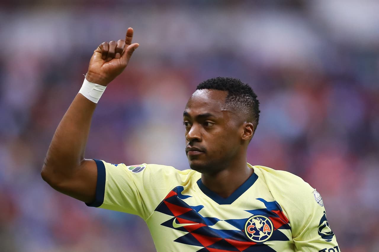 Renato Ibarra viaja a Guadalajara para ser revisado de su lesión muscular