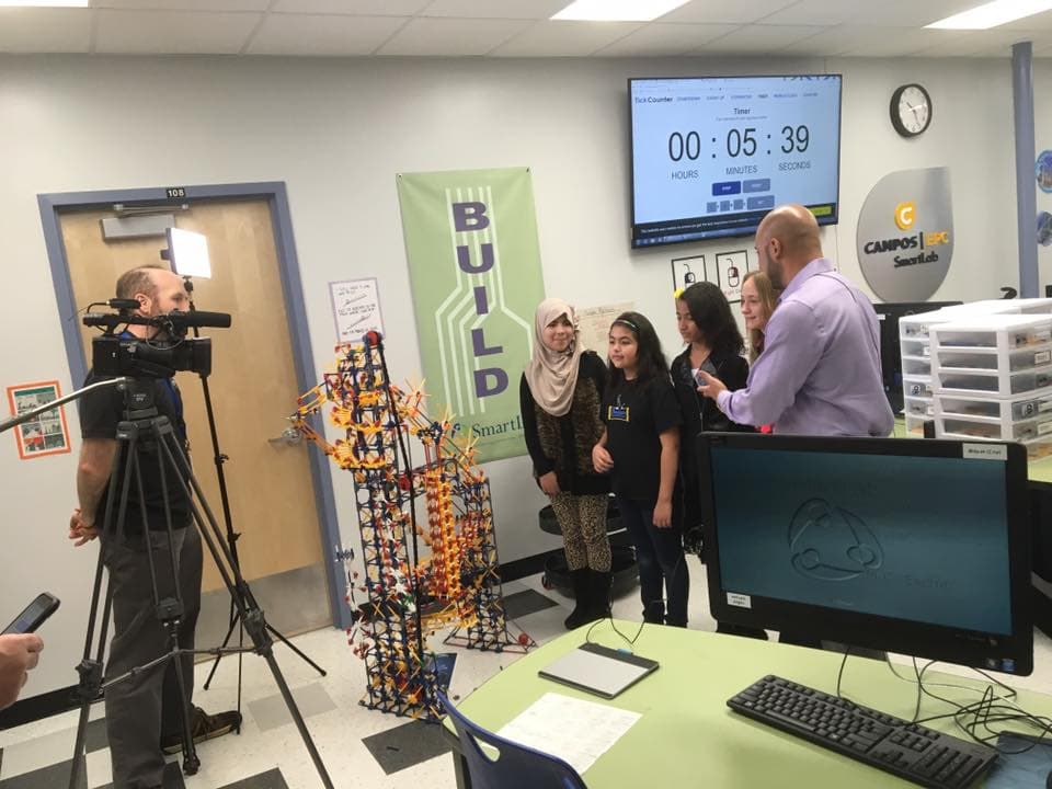 Empresario hispano dona laboratorio inteligente a escuelas públicas en Denver