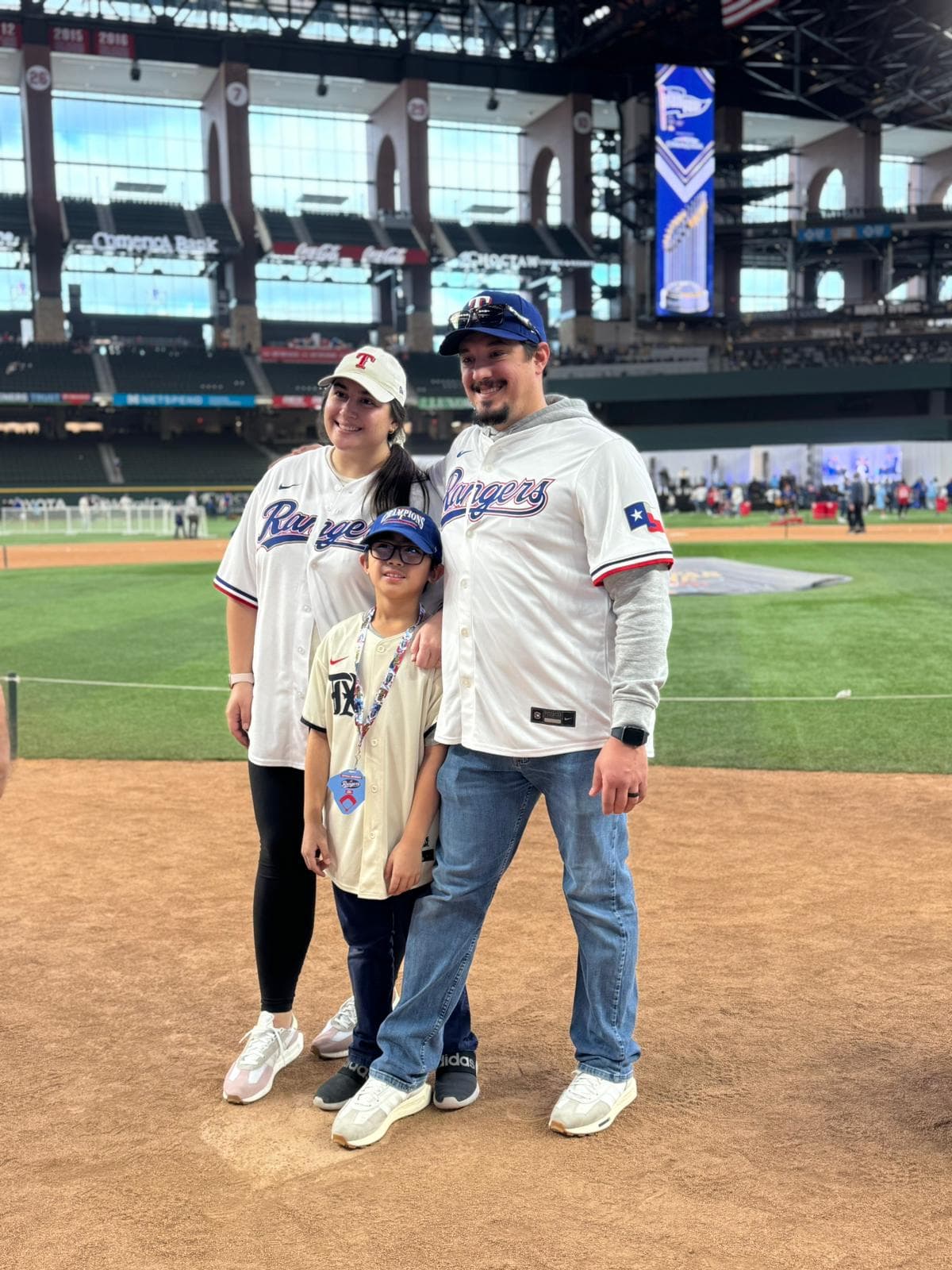 Las familias disfrutaron de poder estar en el diamante del Globe Life Field.