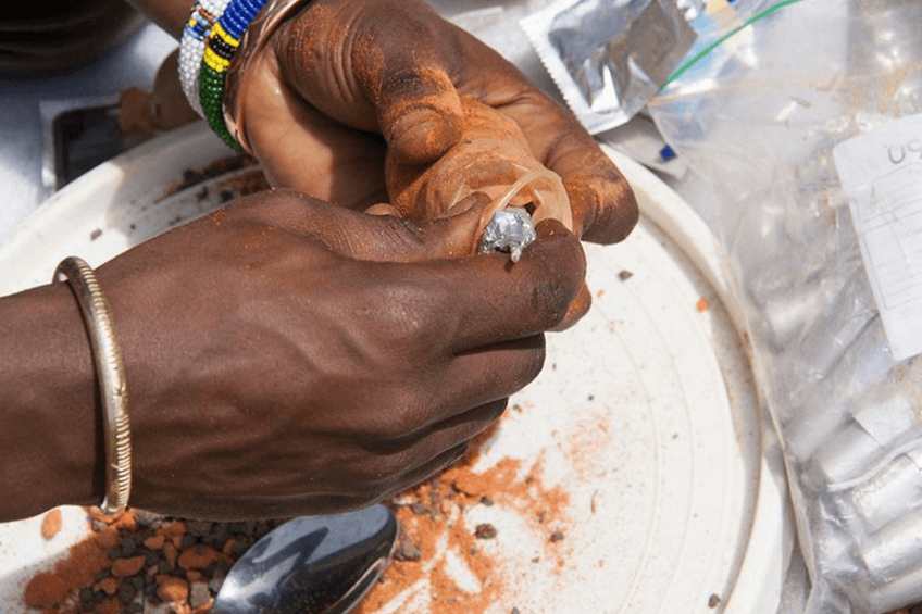 Esta es la forma como se preparan los petardos para asustarlos.