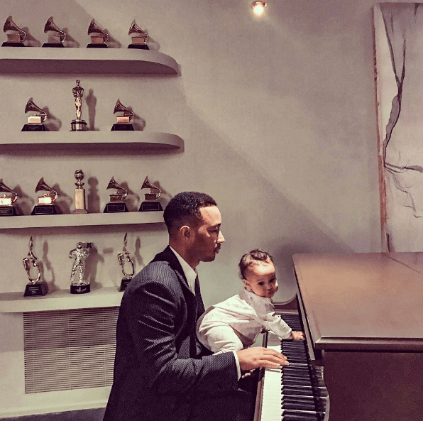 Luna está próxima a cumplir un año de edad y ya es toda una celebridad en las redes sociales de sus famosos padres, John Legend y Chrissy Teigen.