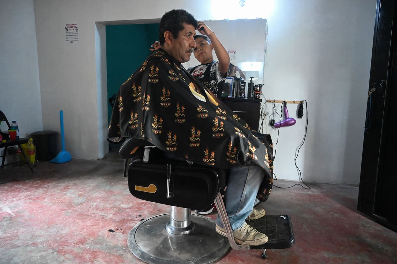 Eduardo trabajó un año como aprendiz, hasta que hace poco más de un mes dijo: "Papi, yo ya puedo cortar, yo quiero que me compre una silla", contó su padre. 
<br>
<br>Además de la máquina de cortar cabello, tijeras, navaja y el 
<i>overol</i> de barbero, 
<b>Wilfredo Espinal compró a su hijo un sillón de peluquero que le costó 22,000 lempiras (unos 900 dólares)</b>, y le ayudó a instalar la humilde barbería en una pequeña casa de paredes de adobe forradas con cemento y techo de zinc.
<br>