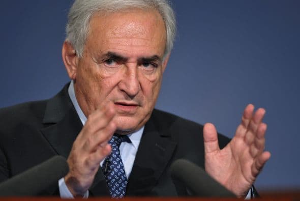 El sorpresivo arresto del director gerente del FMI, Dominique Strauss-Kahn, por una presunta agresión sexual en Nueva York alteró el panorama de las elecciones presidenciales del año en Francia. Una camarera lo acusó de echarsele encima cuando entraba a la habitación de un hotel en Nueva York, para asearla. El economista salió desnudo del baño y la sorprendió. Ella logró escapar pero reportó el hecho ante las autoridades.