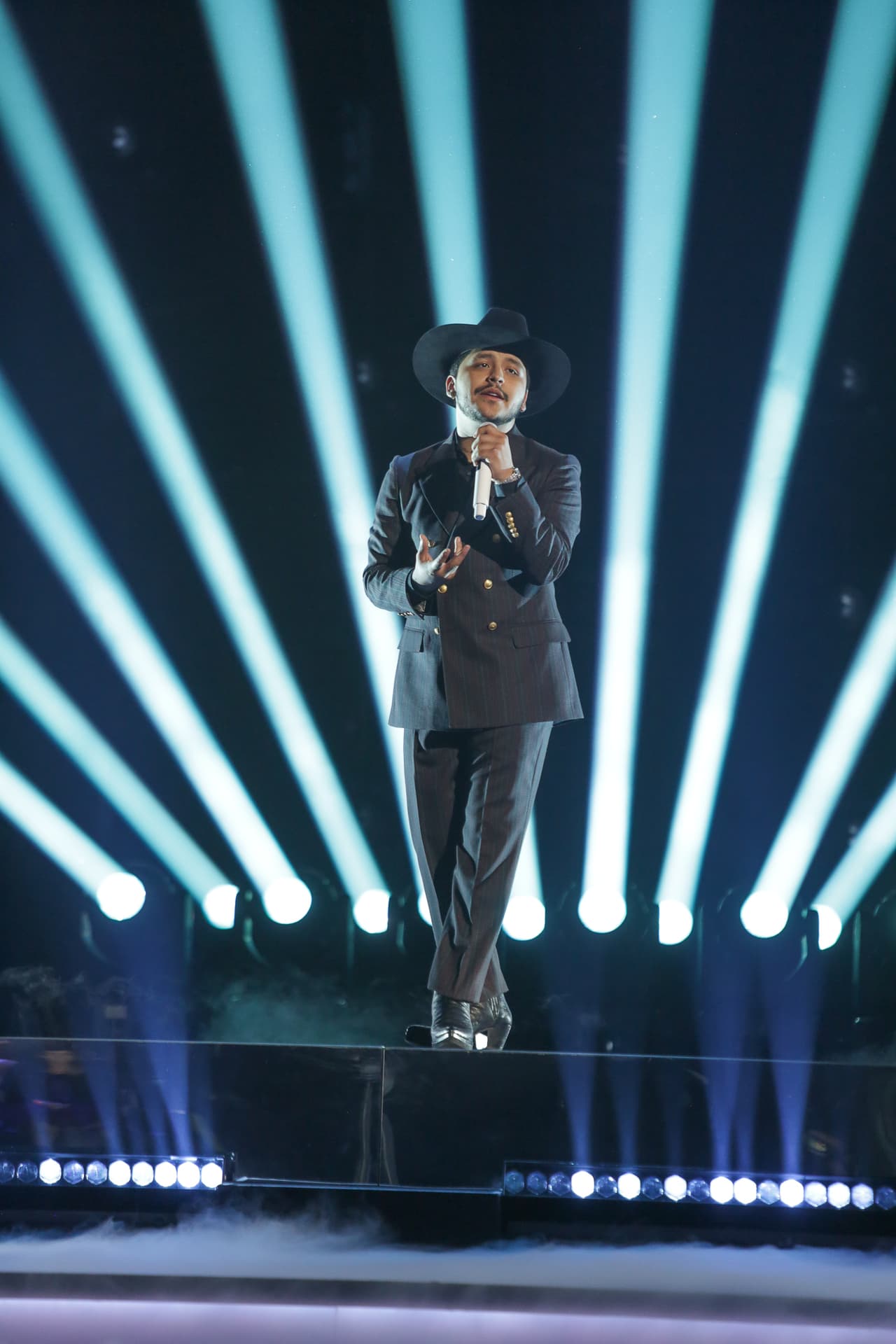 Las emociones se disiparon un tanto cuando Christian Nodal se subió al escenario a ponerle un toque romántico a la gala. El ganador este año de tres Premio Lo Nuestro puso a cantar a todo el público asistente con sus temas 'Adiós amor' y 'De los besos que te di'.