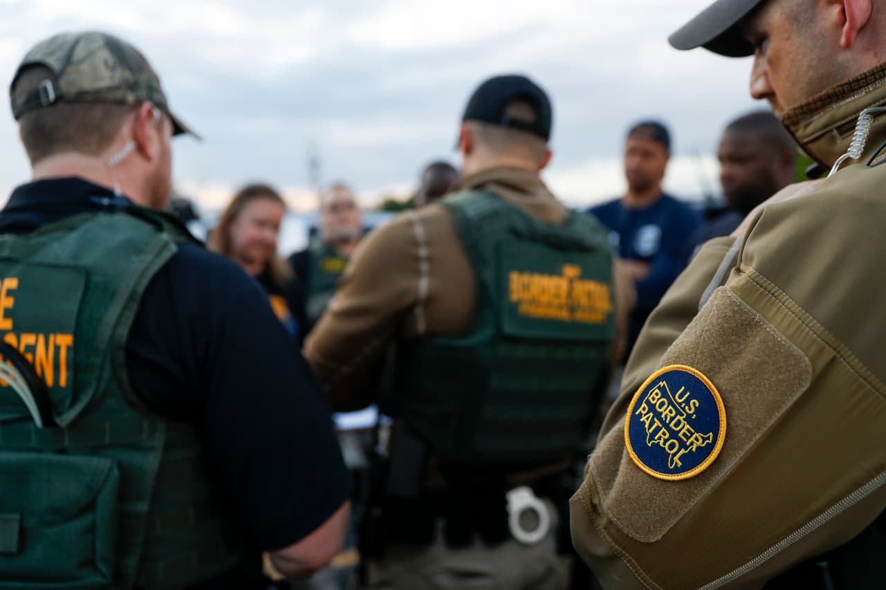 El gobierno explicó que la investigación contra la empresa Corso’s Flower & Garden Center se inició en octubre de 2017, luego de que la Patrulla Fronteriza detuviera a una mujer que había usado una identidad falsa para solicitar empleo.