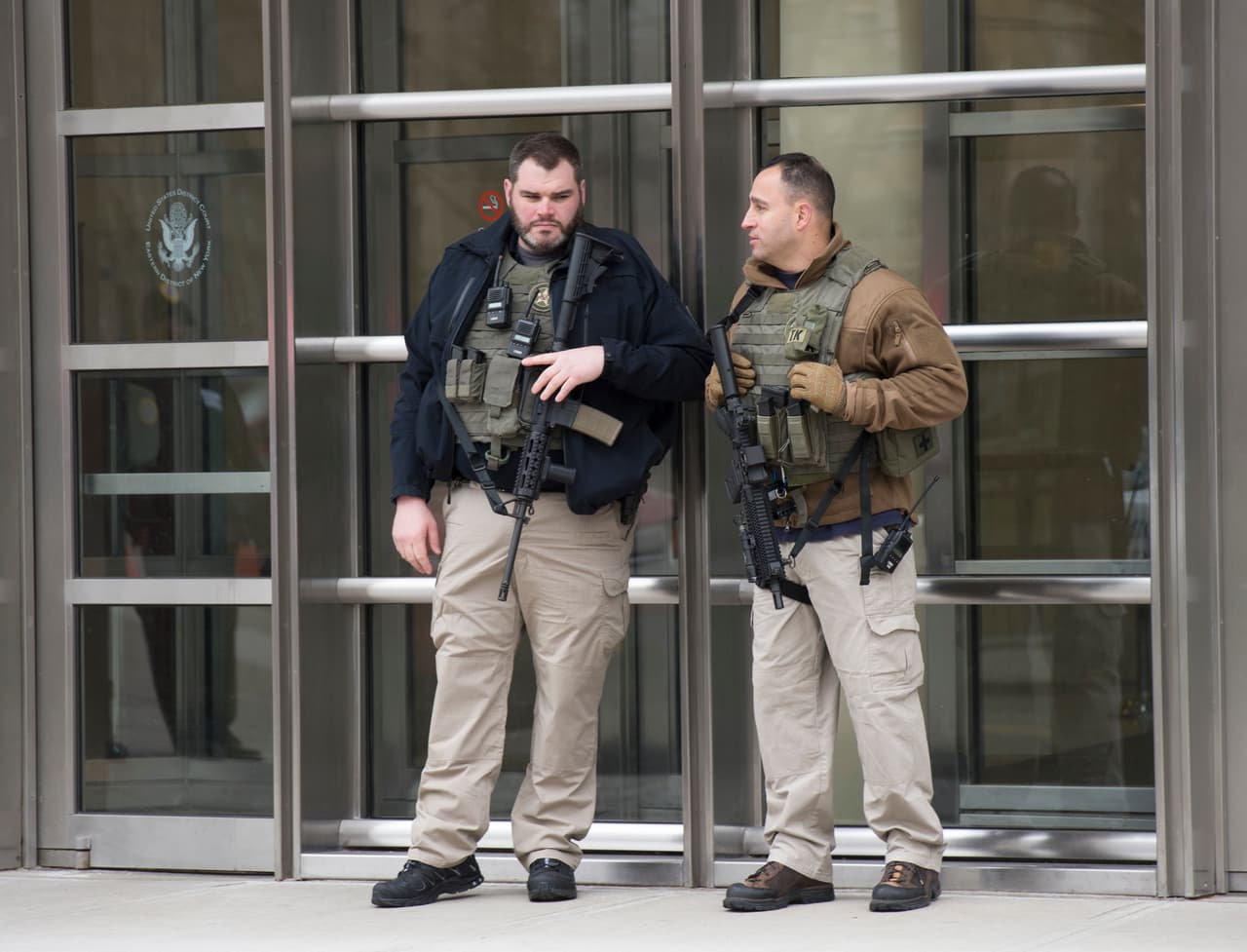 Justo en la entrada del edificio estaban apostados dos agentes armados de fusiles.