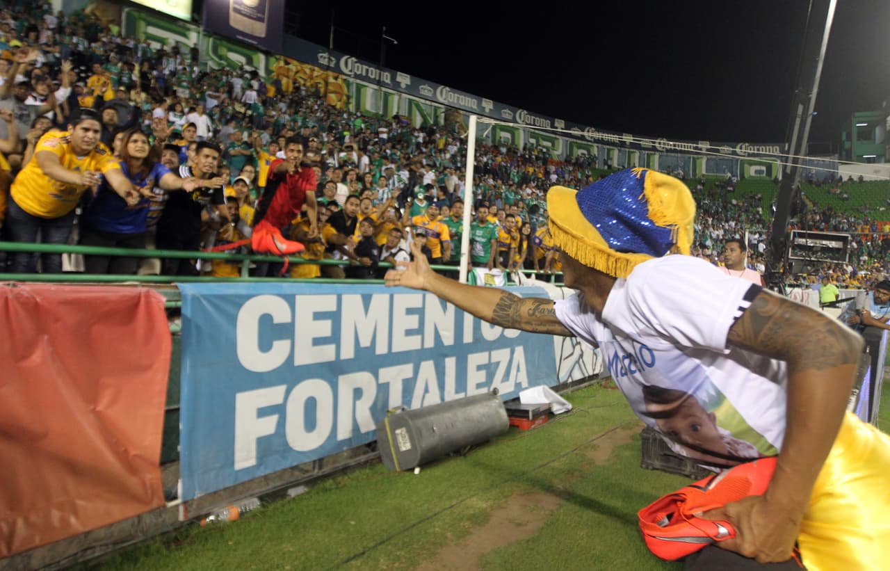 ¡Tigres se proclama Campeón del fútbol mexicano! Los felinos regiomontanos cosecharon su séptimo título de la Liga MX y se cuelan, aunque muchos se sigan negando a aceptarlo, entre los grandes del balompié azteca. Luego de superar en una Final de un solo gol a los Esmeraldas del León, así se dieron los festejos de los Tigres en patio ajeno, imágenes para el recuerdo y que hay que darse un tiempo para echarles un ojo, sobre todo la fiel afición de los felinos regios.