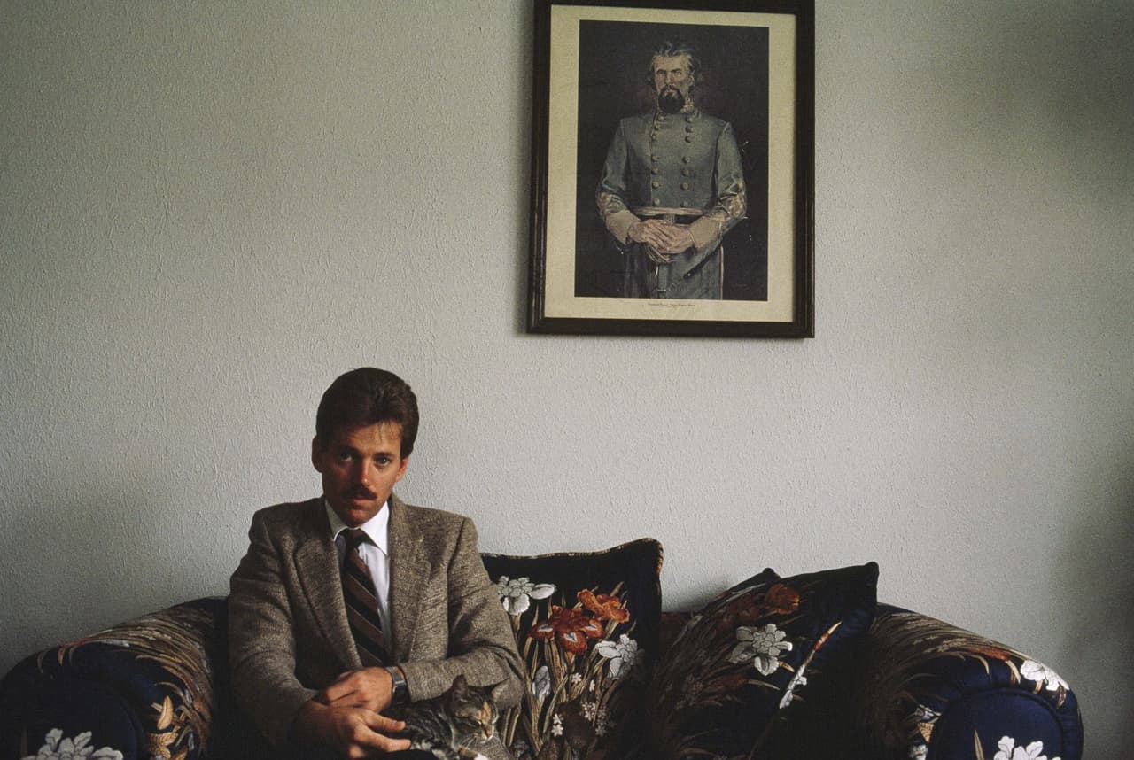 David Duke posa bajo una foto del fundador del Ku Klux Klan, en Nueva Orleans, Louisiana, 1989.