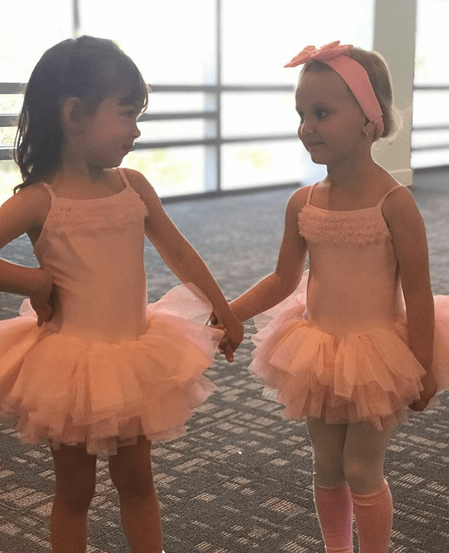 También adora bailar, y junto a sus amiguitas disfruta de sus clases de ballet.