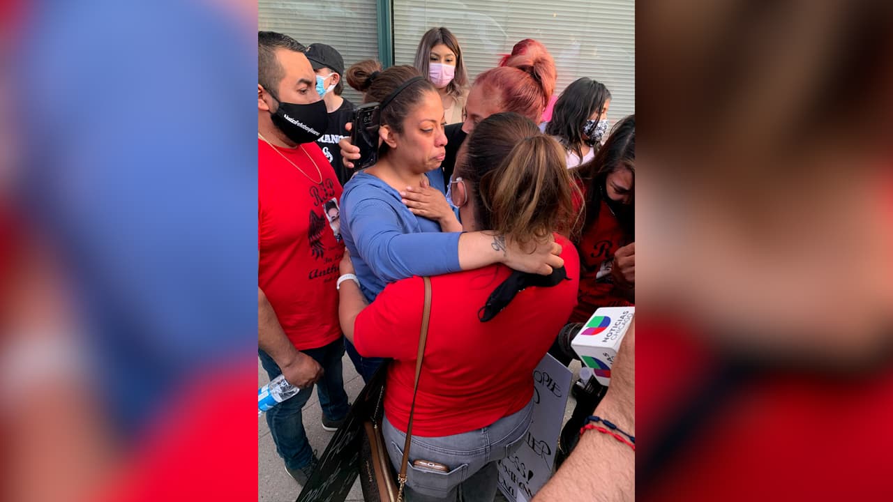Un grupo de manifestantes se reunió el pasado martes en River West, frente a la sede de COPA para exigir justicia para Álvarez. 
<b><a href="https://www.univision.com/local/chicago-wgbo/anthony-alvarez-copa-familia-video-muerte">"Sentimos un poco de alivio, por finalmente saber lo que pasó"</a></b>, dijo la vocera de la familia, la prima de Álvarez, Roxana Figueroa.