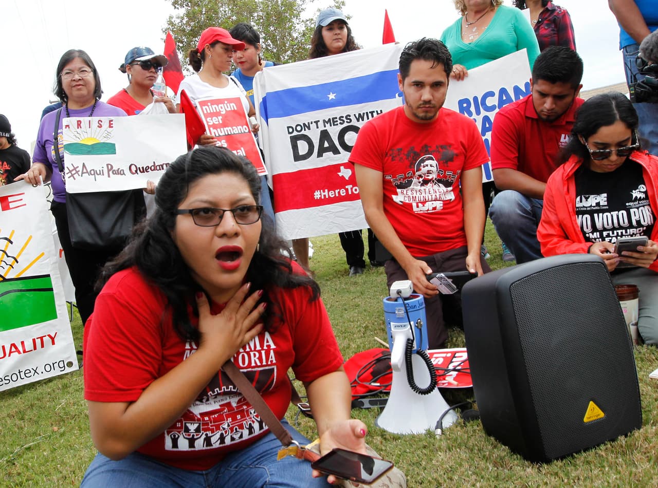 La activista Tania Chávez reacciona al anuncio del fiscal general Jeff Sessions. Estaba reunida junto a otros manifestantes en apoyo a DACA frente a la oficina del fiscal General de Texas Ken Paxton.