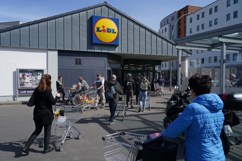 <b>Lidl. </b>En enero de este año, esta cadena alemana de supermercados, en plena expansión en Estados Unidos, anunció que haría un pago adicional de $200 a sus empleados en EEUU que se pongan la vacuna. 
<br>
<br>"Creemos que esta es la forma de apoyar al equipo que quiere vacunarse, y esta es la forma en que todos juntos superemos esta pandemia", 
<a href="https://mediacenter.lidl.com/pressreleases/2021/lidl-offers-200-in-extra-pay-to-encourage-employees-to-get-covid-19-vaccine" target="_blank">dijo Will Harwood, portavoz de la empresa</a>, que también brindará información a sus empleados sobre la disponibilidad de vacunas en su área.