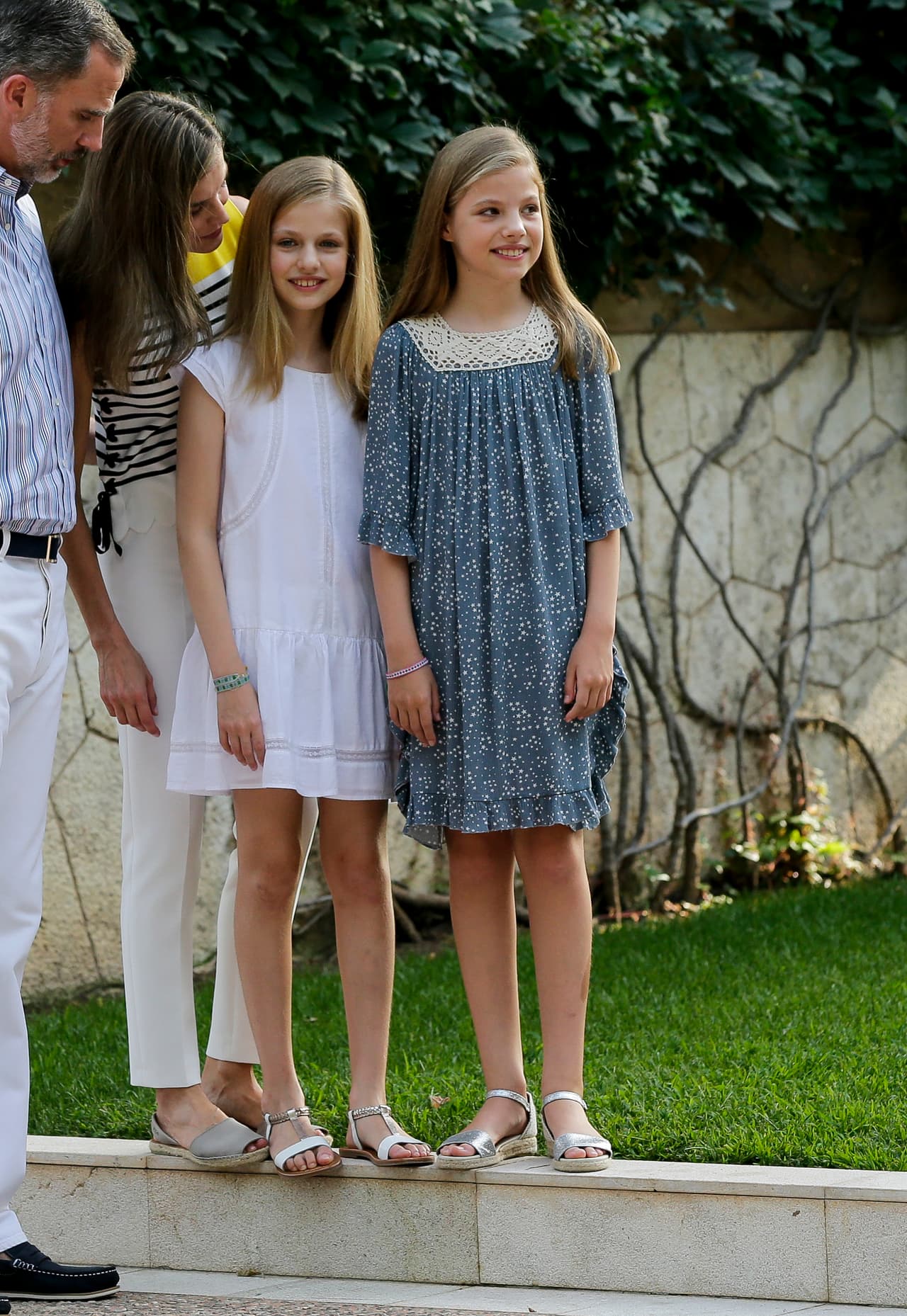 Photo ©2017 CC/Lagencia Grosby Spain Queen Letizia and King Felipe and Princess Leonor and Princess Sofia pose for the media during the summerholliday at the Marivent palace in Palma de Mallorca.