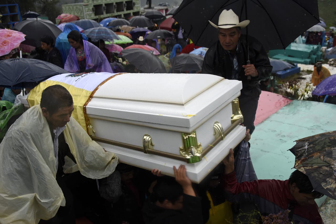 Bajo la lluvia, las mujeres de San Juan Ostuncalco acompañaron a los visitantes de otros poblados cercanos que se han acercado para despedir a la joven.