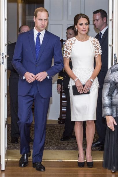La duquesa de Cambridge nos sorprendió con su elección de vestuario para su visita en la Casa de Gobierno de Canberra, Australia. Pero no crean que enseñó piel de más, para nada. Kate simplemente eligió un diseño más arriesgado de lo que acostumbra. Lució hermosa en un vestido blanco de la diseñadora Lela Rose. Más videos de Chismes aquí.