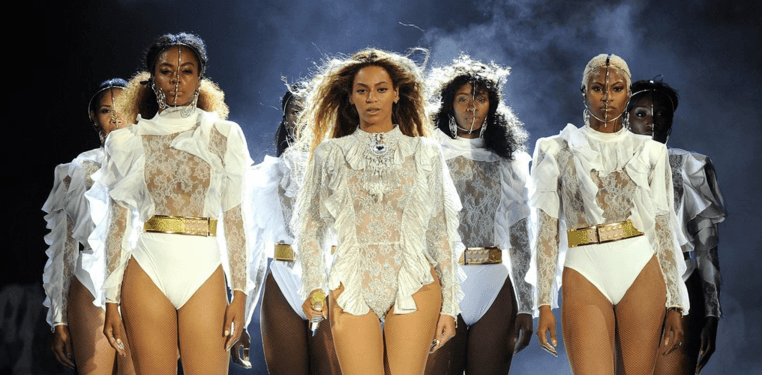 <b>#1 Beyoncé ($105 millones)</b>
<br>Aunque Adele le arrebató el Álbum
<i> </i>del Año en los GRAMMY pero 
<i>Lemonade</i> fue un éxito de ventas, así como su gira mundial Formation.