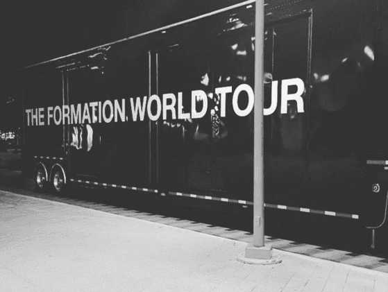 Mientras su esposo, Jay Z, esperaba por ella detrás del escenario, pendiente de que todo saliera perfecto.