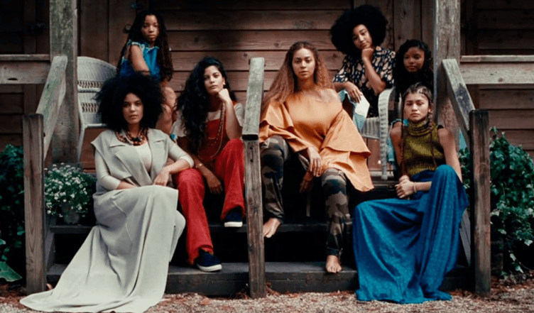 Ella hizo varios tipos de bailes, siempre provocatica en sus pasos y en los vestuarios que utilizó.