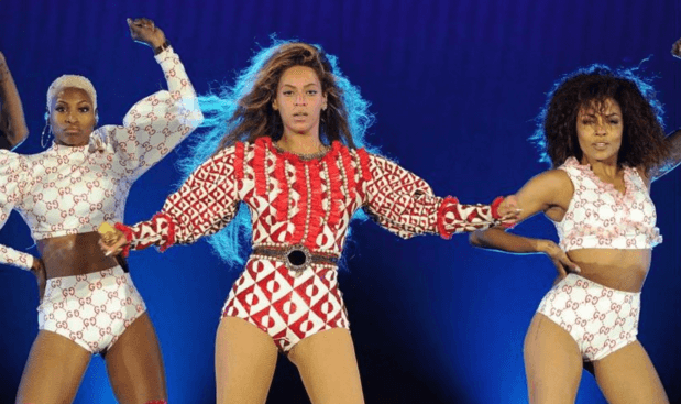 También se destacó que aunque apenas hace cinco días que se lanzó el nuevo disco de la cantante, sus seguidores ya corean todas las canciones de su nueva producción.