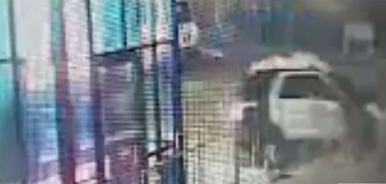 Cámaras de vigilancia en la zona del accidente captaron el momento que la patrulla se metió en el área peatonal y arrolló a los menores y a su madre, Verónica Solís. Testigos del trágico suceso dijeron que la patrulla del sheriff no tenía prendidas las sirenas de emergencia en los momentos previos a la colisión.