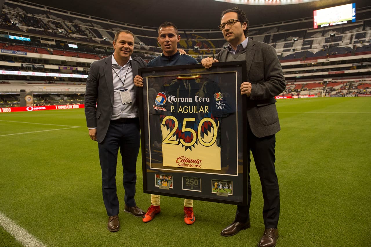 Antes de que rodara la pelota en el Azteca, la directiva del América le hizo un reconocimiento a Paul Aguilar por los 250 partidos en el Nido.