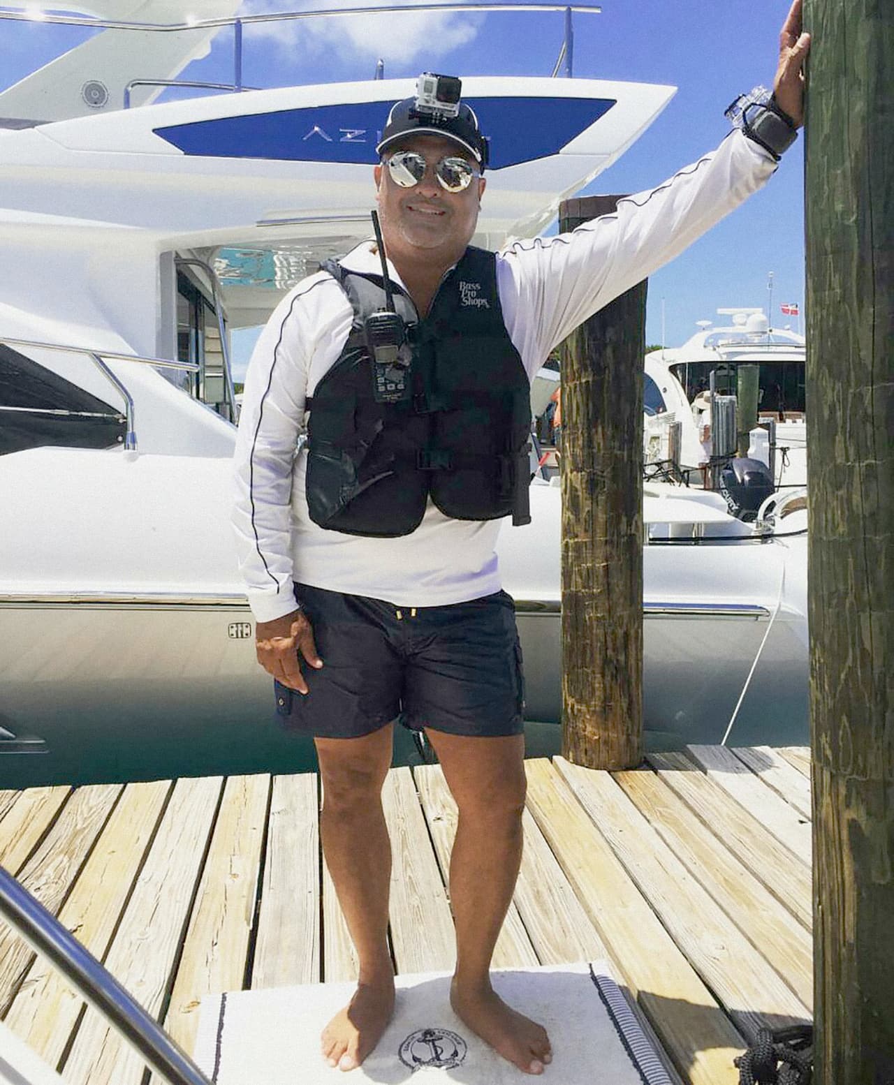 José Cedillo junto a un yate.