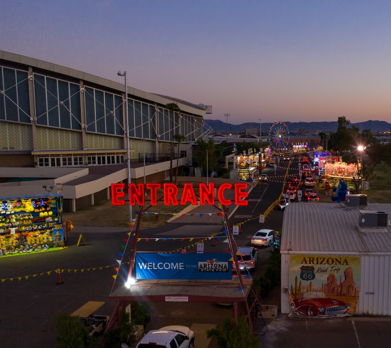 “Para brindarles a los participantes la mejor experiencia posible, sin dejar de tener en cuenta la salud y la seguridad, todos los artículos Fair Food Drive-Thru están pensados para disfrutarlos en su automóvil o en su hogar” indican funcionarios del evento.“Todo el servicio será solo para autos y se les pide a los amantes de la comida que permanezcan en sus vehículos para mantener el distanciamiento social”. Para más información sobre este drive-thru, visita:
<br>
<a href="https://azstatefair.com/drivethrufairfood/" target="_blank">https://azstatefair.com/</a>