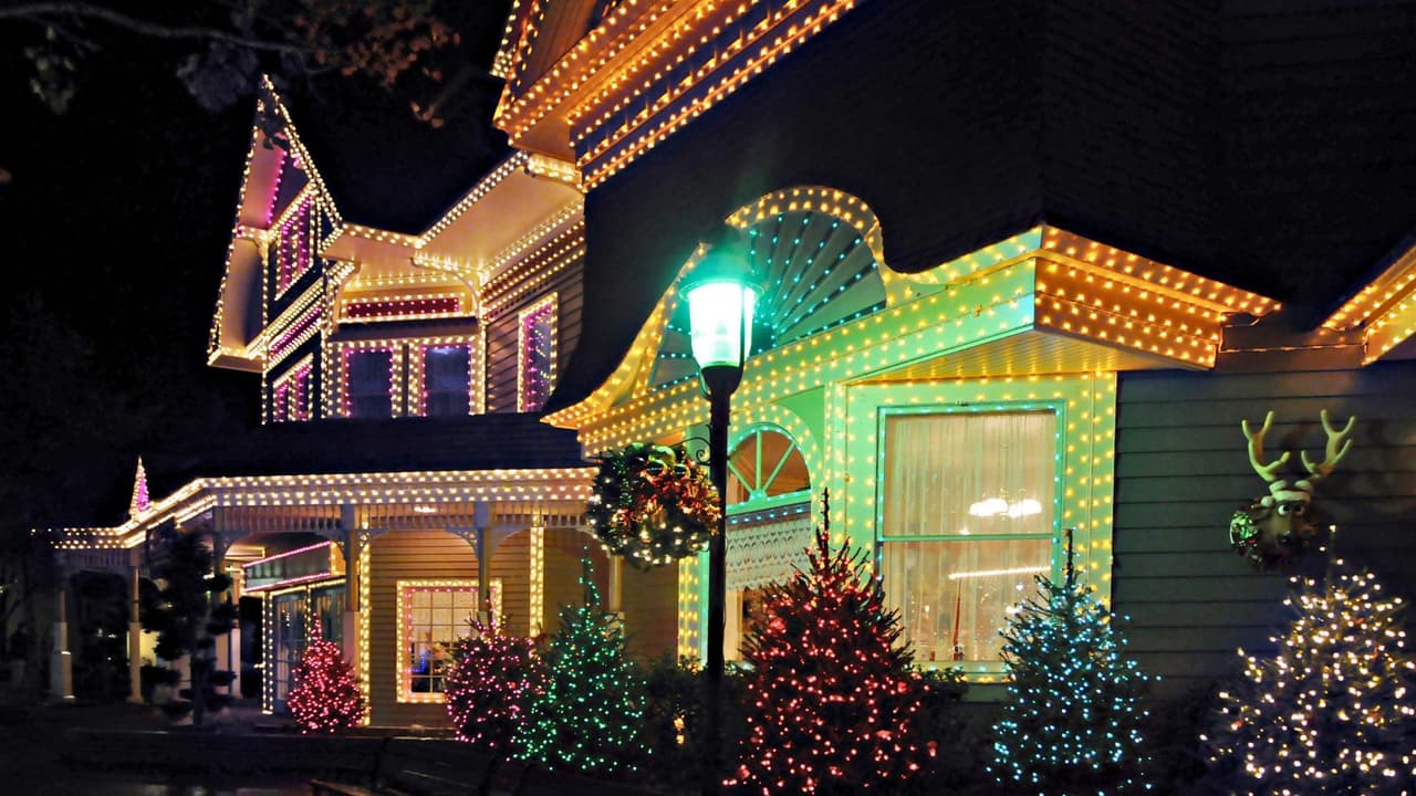 <h3 class="cms-H3-H3">Detalles importantes para los visitantes</h3>
<ul>
 <li><b>Fechas y horarios</b>: Del 14 al 25 de diciembre de 2024, cada noche de <b>6 p.m. a 10 p.m.</b> 🎄</li>
 <li><b>Acceso al vecindario</b>: Los visitantes deben ingresar desde <b>Westwood Drive</b> en <b>Randol Mill Road</b>. La Policía de Arlington establecerá puntos de control de tráfico para facilitar el viaje seguro 🚧</li>
 <li><b>Mapa</b>: <a href="https://www.facebook.com/CityofArlington/posts/pfbid028dLjNBMLCozbcEPpToUJfUHPpRNUjYM65phYpNKLq9ksc2w5KjFA4EeE4hgotNUDl" target="_blank">Haz clic aquí para ver un mapa imprimible mostrando la ruta que sigue el recorrido </a>📍</li>
 <li><b>Tiempo de espera</b>: Este evento es extremadamente popular, por lo que las filas para ingresar al vecindario pueden superar la hora de espera. Se recomienda ingresar antes de las 9 p.m. para evitar esperas prolongadas ⏰</li>
</ul>