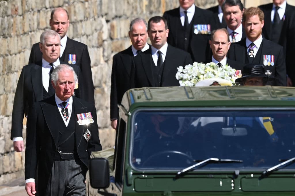 La familia real británica despidió al príncipe Philip con 
<b><a href="https://www.univision.com/famosos/foto-a-foto-funeral-principe-philip-esposo-reina-isabel-ii-fotos" target="_blank">un funeral atípico</a></b> en la capilla de San Jorge en el castillo de Windsor, debido a los protocolos sanitarios por la pandemia de covid-19. 
<br>