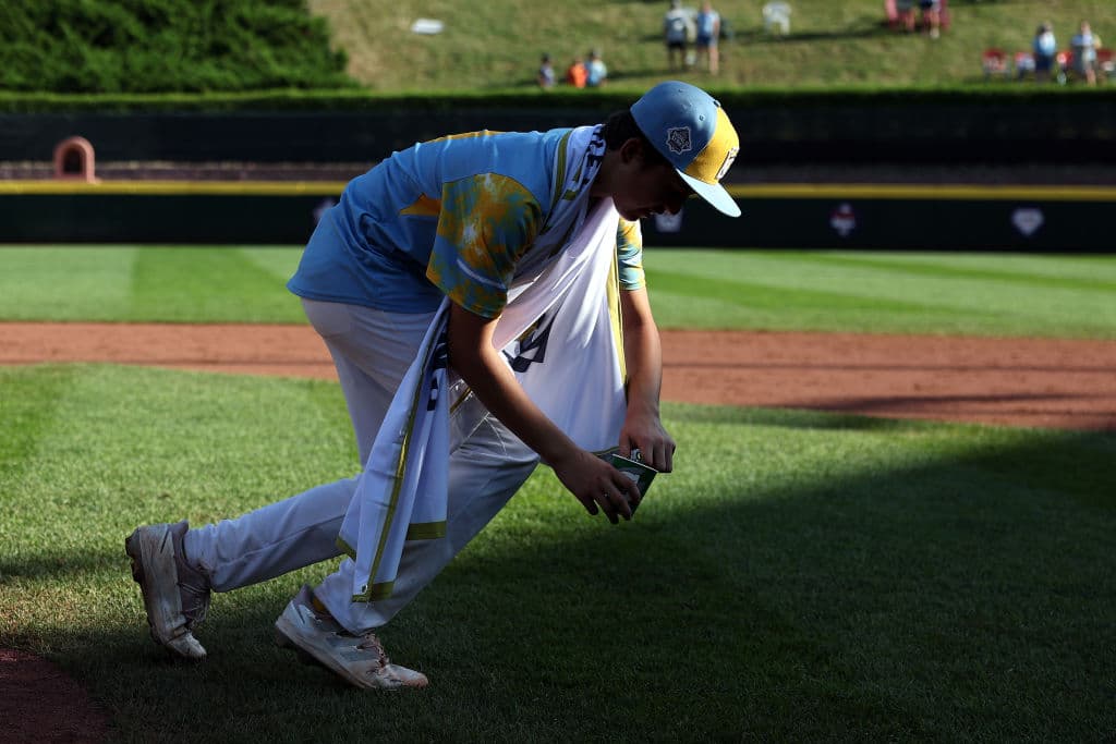 Lappe no salió del parque sin llevarse, de recuerdo, un poco del terreno en el que su potente bateo consiguió que su equipo, El Segundo, se coronara campeón. En la página de Facebook del equipo, se informó que este lunes regresan a casa y se invita a recibirlos desde las 3:30 p.m., en caravana desde Imperial Highway hasta el Boulevard El Segundo.