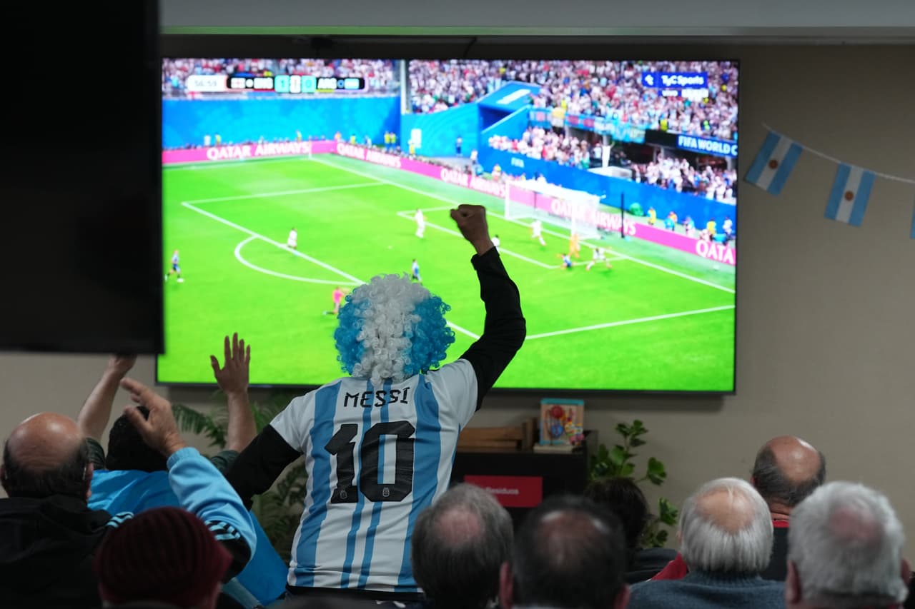 Aficionados observan el partido de semifinal de la Copa Mundial de fútbol entre Inglaterra y Argentina en Buenos Aires, Argentina, el miércoles 15 de julio de 2026.