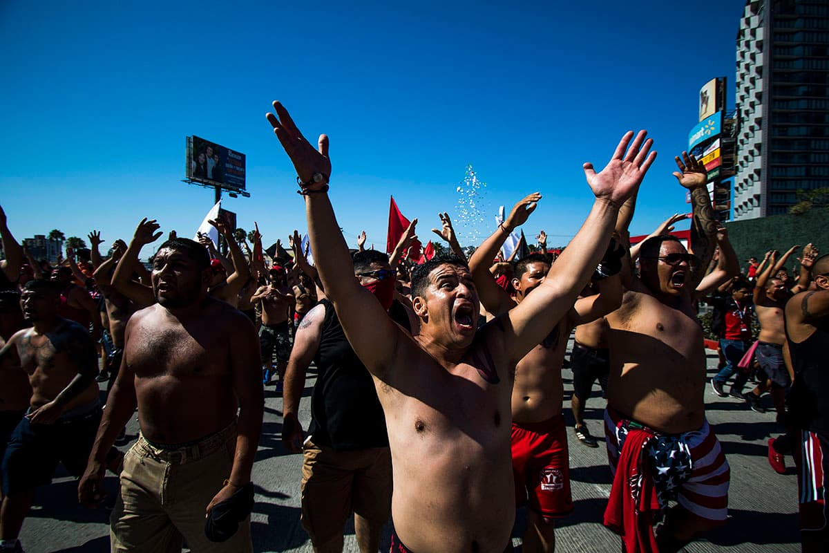 Fanáticos de Xolos de Tijuana en las afueras del Estadio Caliente, previo al juego contra León por la jornada 3 del Apertura 2018.
