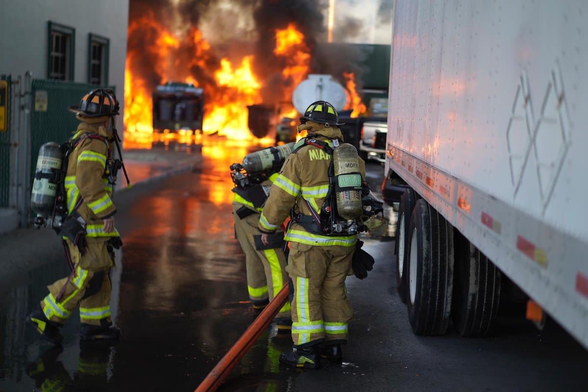 “Los incendios en los que hay combustible, aceite o gasolina, son muy difíciles y peligrosos, por lo que tomamos todas las precauciones necesarias con suficientes unidades atendiendo la emergencia”, comentó Erika Benitez, vocera del Departamento de Bomberos de Miami-Dade.