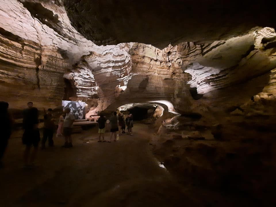 Los colonos anglosajones descubrieron la caverna a mediados del siglo XIX. Extraían guano de murciélago, utilizado para fabricar pólvora durante la Guerra Civil.