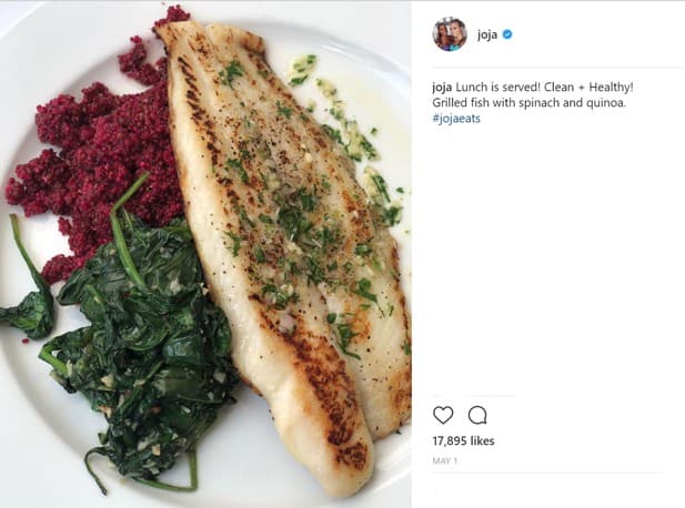 Algunos alimentos bajos en carbohidratos son las carnes y pescados, huevos, verduras que crecen en la superficie como la espinaca y los espárragos, y algunos frutos secos como la macadamia y la pacana.