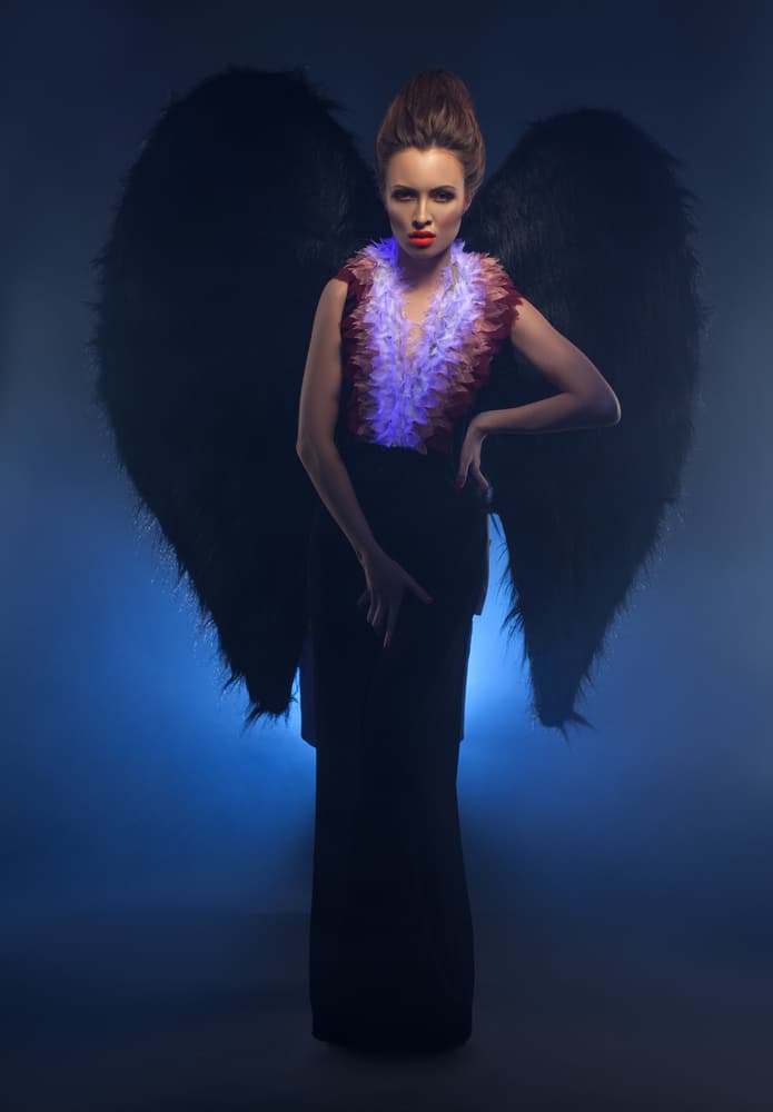 Otro rasgo particular del mito es que este demonio podía inclusive ser uno solo e ir cambiando de género a su gusto. Es decir, convertirse en súcubo o íncubo dependiendo de la persona a quien quiere engañar y drenar, y no necesariamente del sexo opuesto.