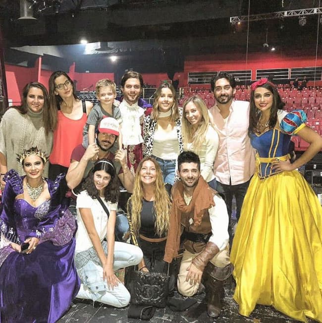 Ambos aprovecharon para ver a Horacio en la obra de teatro 'Blancanieves y su príncipe'. Sorprendieron con esta fotografía donde también aparece Paulina Goto.