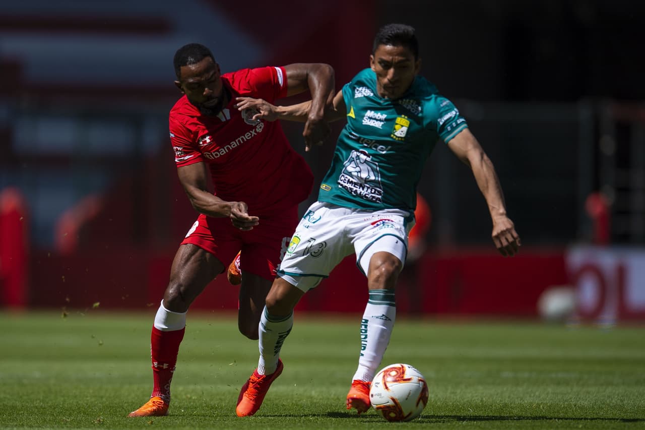 Toluca y León reparten puntos tras empate en el Nemesio Diez 1-1. José David Ramírez abrió el marcador al minuto 21 pero le sigió Michael Estrada de los 'Diablos' para igualar marcador y, tras una tarjeta roja, Canelo anotaba penal, pero al minuto 73, el León empataba con anotación de Luis Montes durante el Torneo Guard1anes 2020.
