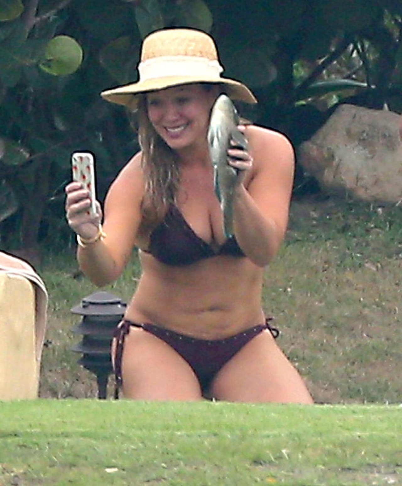 Tanto que hasta se tomó una selfie con un pez muerto.