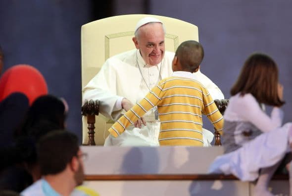 Y cómo olvidar esta escena, cuando un niño colombiano burló la seguridad para estar cerca del Papa.