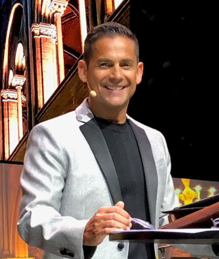 "Todo el tiempo cargaba con su biblia chiquita café a todos lados, a mí me daba coraje que él tuviera más paz que yo, tenía tanto coraje que yo lo trataba mal, yo decía tengo que romperle la paz", recordó. 
<br>