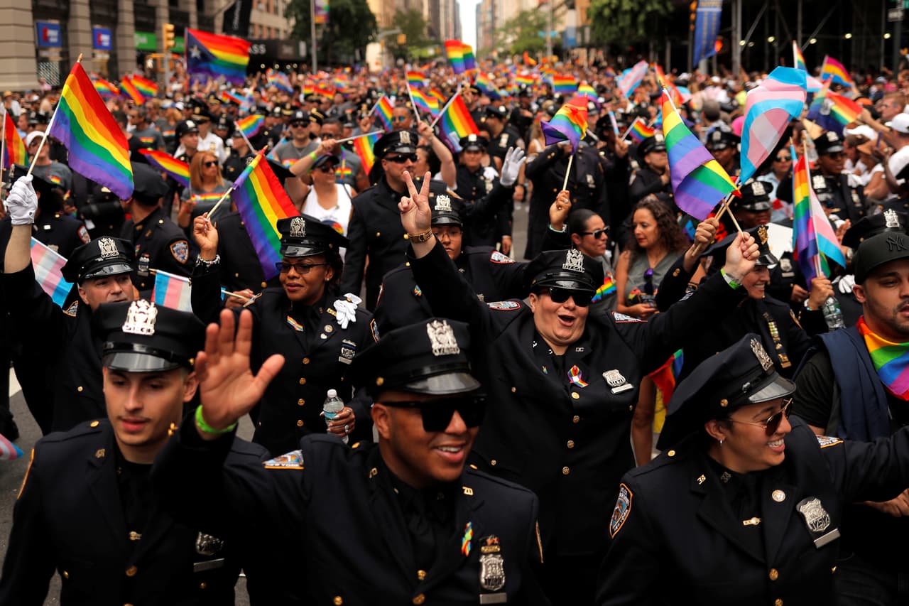 Algunos funcionarios del Departamento de Policía de Nueva York también se unieron a la marcha del día del Orgullo LGBTQ.
