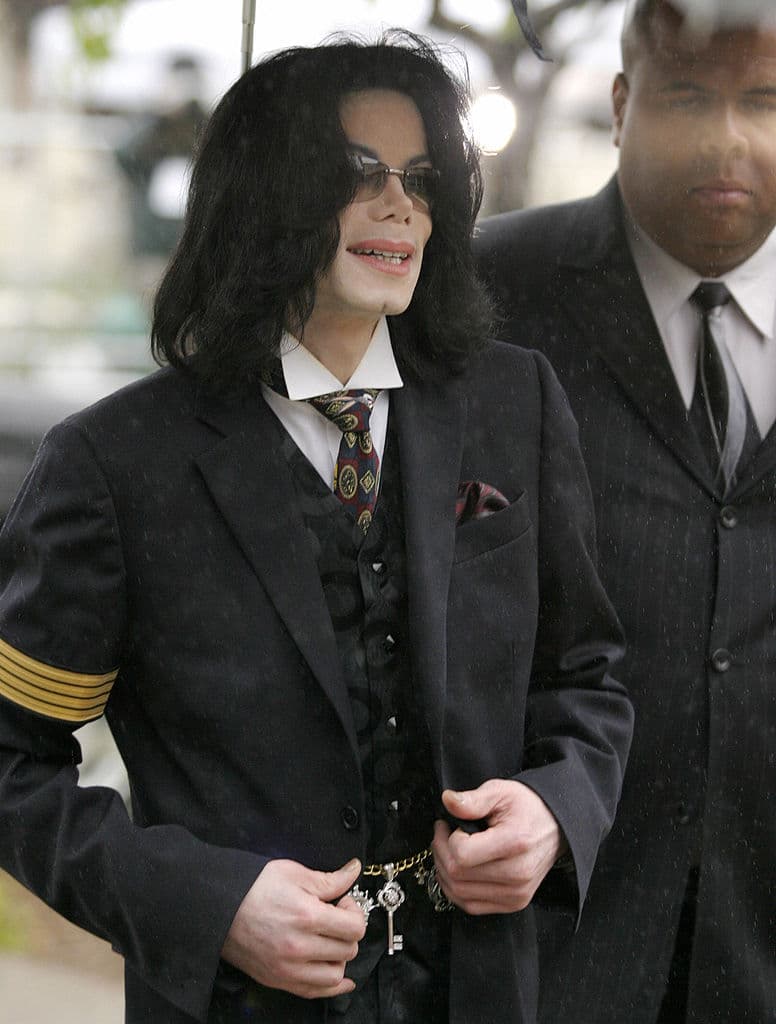 Tal vez miles de niños no sepan hoy día quién fue
<b><a href="https://www.univision.com/local/los-angeles-kmex/fanaticos-de-michael-jackson-en-los-angeles-conmemoran-el-decimo-aniversario-su-muerte-video" target="_blank">Michael Jackson, el 'rey del pop', que hace 15 años murió en Los Ángeles,</a></b> California. Sin embargo, más tarde que temprano en sus vidas conocerán sobre
<b>el legado inmortal de este genio musical</b>. Y algunos, incluso, podrán contar
<b>cómo el artista inspiró a su hijo mayor, Prince Jackson</b>, para que junto a
<b>Santa Claus</b> transformara su Navidad este 2024.