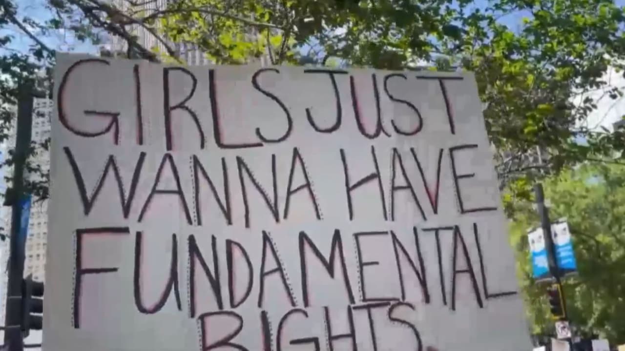 <b>Ambiente festivo con protesta política. </b>Algunos asistentes acompañaron la protesta con música, bocinas y hasta campanas, combinando activismo con elementos festivos.