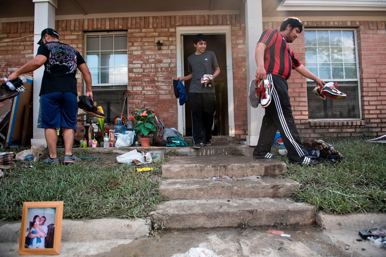 Esta familia de Houston saca los objetos empapados de dentro de su casa. Zapatos, ropas y portarretratos puestos al sol para secarse. 
<b><a href="http://www.univision.com/noticias/huracan-harvey/harvey-deja-100-000-casas-afectadas-y-el-gobierno-pedira-fondos-para-emergencias">El gobierno de Donald Trump "preparará una solicitud adicional" de fondos al Congreso para hacer frente a los daños de infraestructura pública</a></b>. 
<b><a href="http://www.univision.com/noticias/citylab-politica/el-programa-nacional-de-seguros-para-inundaciones-es-un-desastre">Los particulares afectados deberán utilizar sus seguros subvencionados por el estado.</a></b>