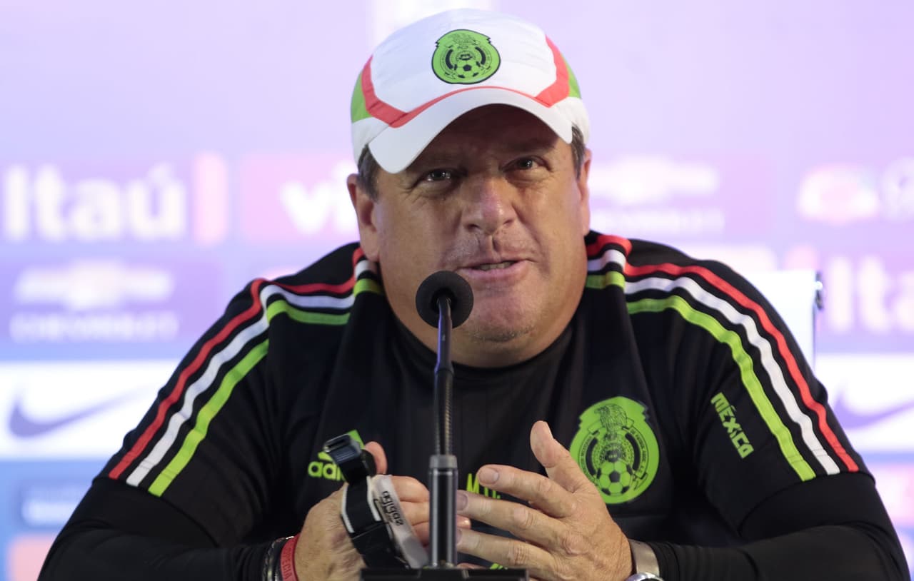 Miguel Herrera suele ser más que explosivo con los medios de comunicación y ha tenido varias discusiones fuertes con periodistas. Sin embargo, la agresión a Christian Martinolli en un aeropuerto fue la que al final le costó el puesto como director técnico de México.